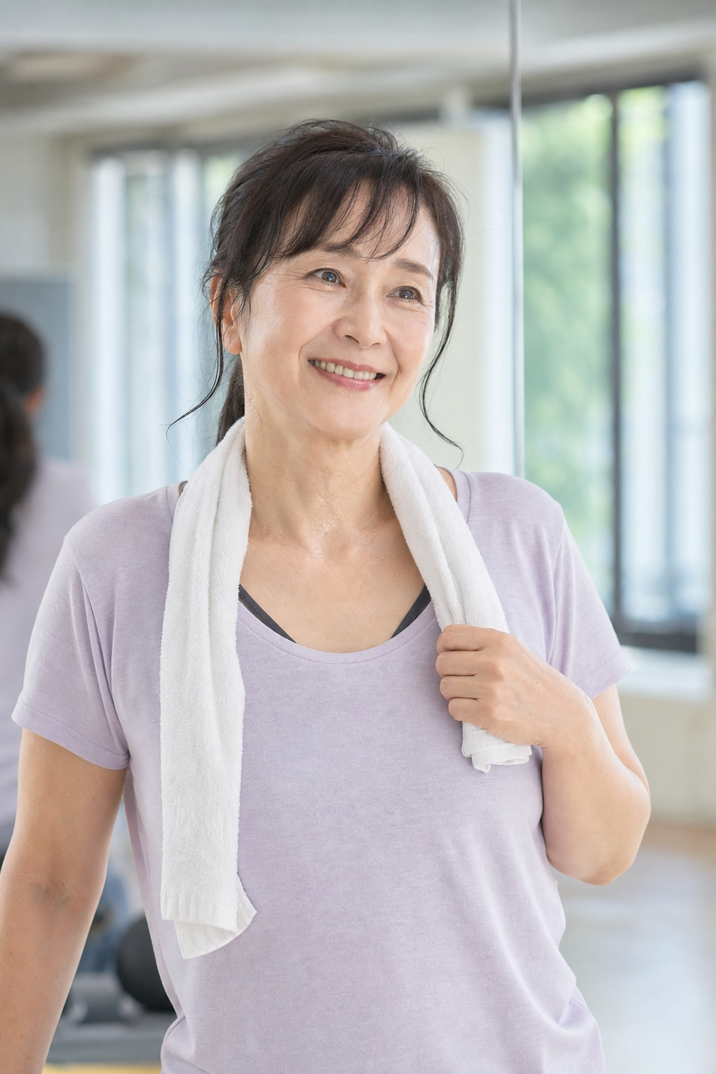 運動を続けて日常での小さな変化を実感し前向きな表情を見せる50代女性
