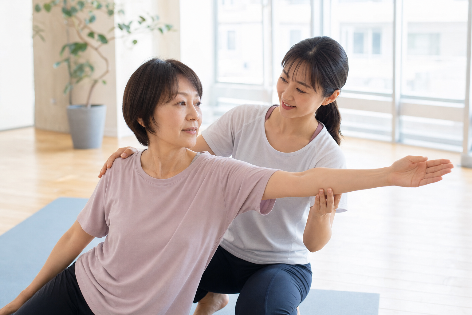 運動が苦手な初心者でもトレーナーの補助で安心してトレーニングに取り組む様子