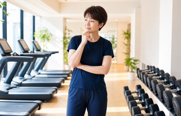 碧南市のジムで有酸素運動と筋トレの順番を確認する女性