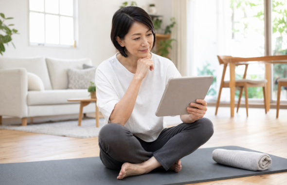 碧南でストレッチの種類の違いを調べている40代女性