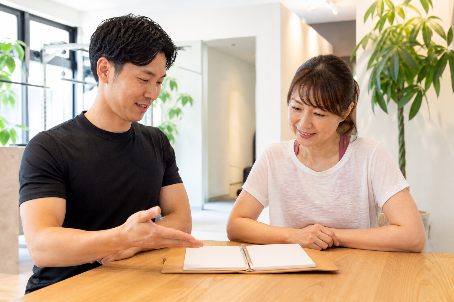 碧南市のジムでトレーナーと週のトレーニング計画を立てる様子